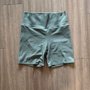 Vuori clean elevation 6in biker shorts size medium